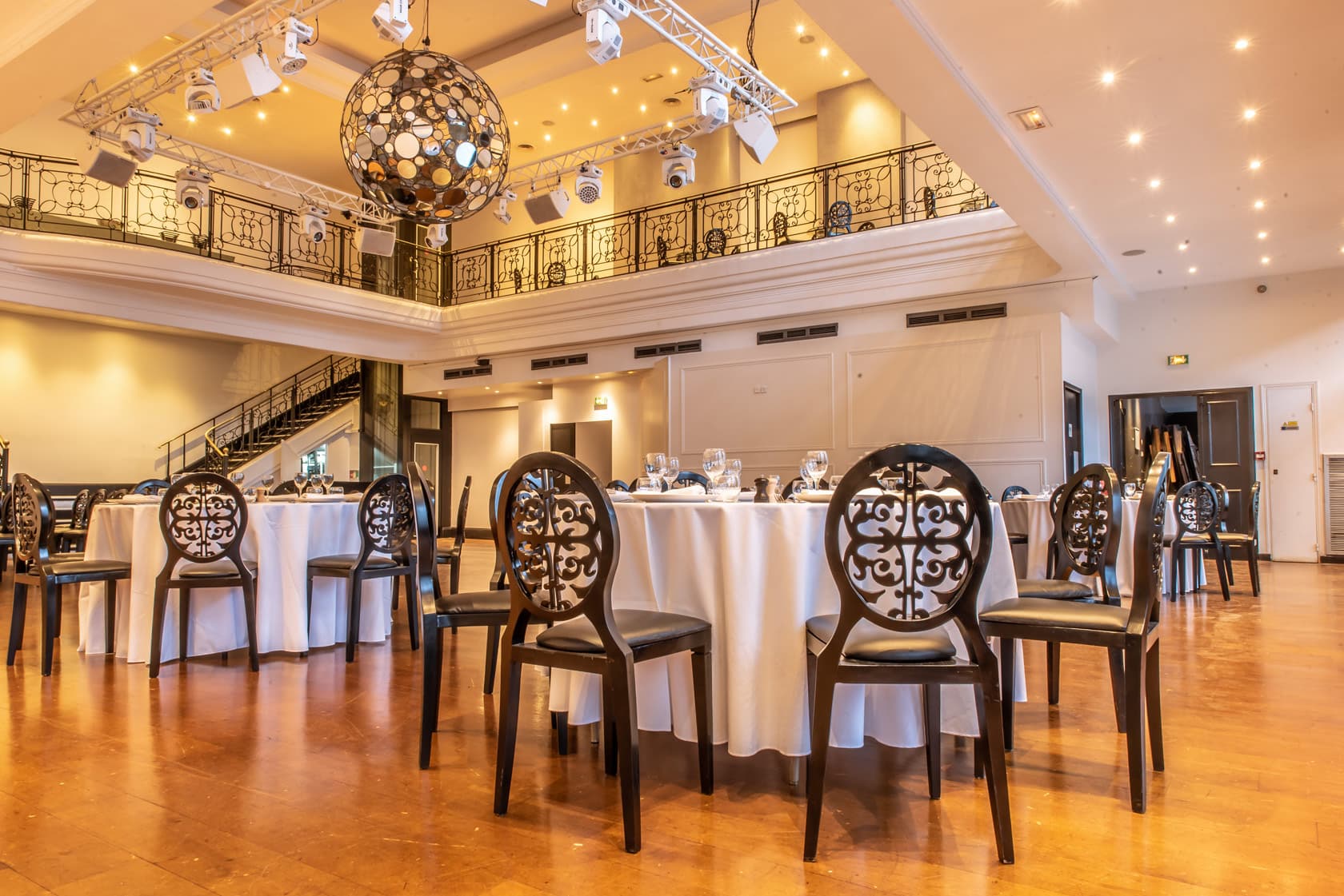 La grande salle Art déco dressée pour une réception au Pavillon Wagram